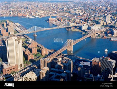 what river does the brooklyn bridge go over